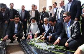 تجدید میثاق وزیر صمت و معاونین وزارتخانه با آرمانهای والای شهدا در گلزار شهدای ایوان